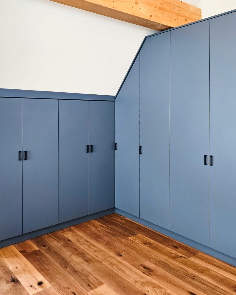 Bovenkast mist blauw met handgrepen