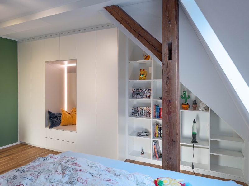 Schuine dakkast mat wit Inlay lichtgrijs achter houten stijlen