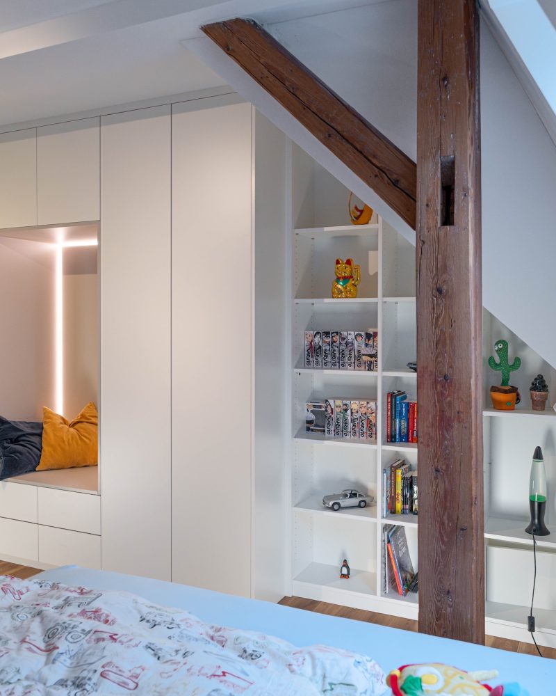 Schuine dakkast mat wit Inlay lichtgrijs achter houten stijlen
