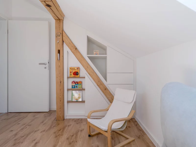 Schuin dak kast mat wit geïntegreerde balk open planken eiken