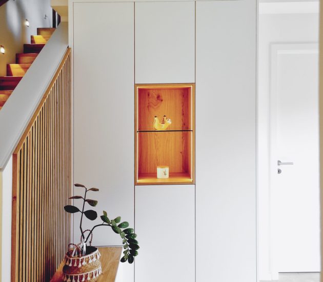 Garderobe mit einem Inlay aus Wildeiche und LED Beleuchtung