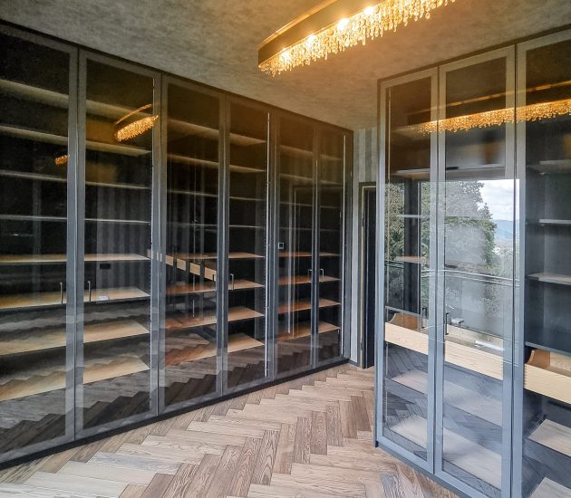 Elegantes Ankleidezimmer mit Glastüren
