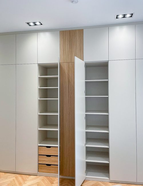 Höhenangepasster Kleiderschrank