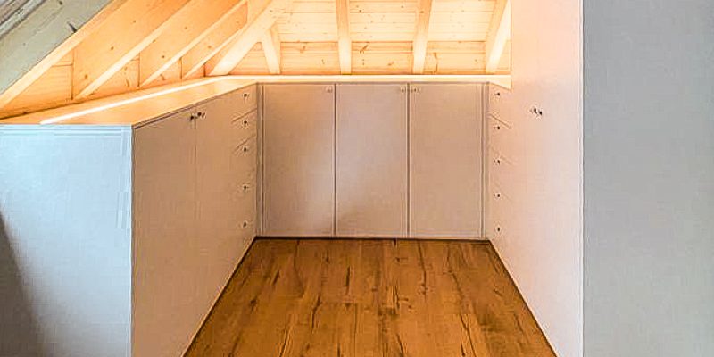 Kleiderschrank mit Dachschräge und warmer LED-Beleuchtung