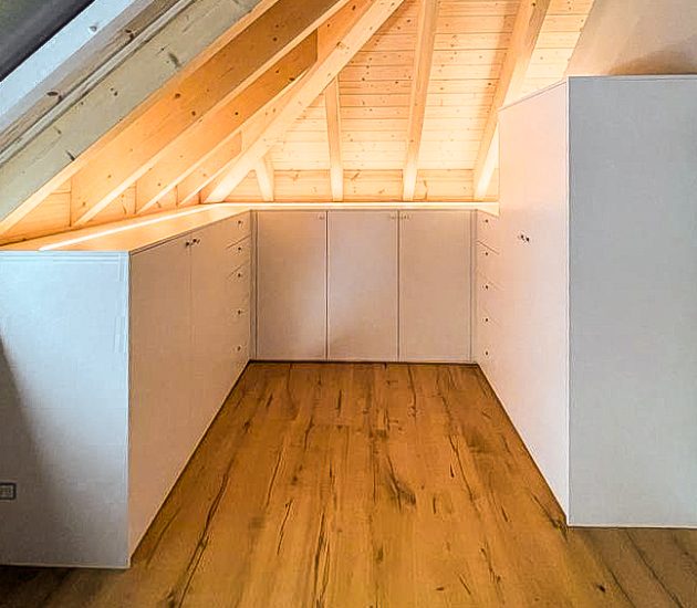 Kleiderschrank mit Dachschräge und warmer LED-Beleuchtung