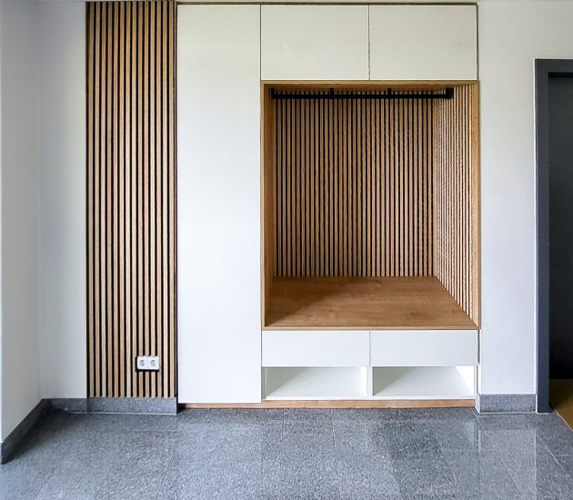 Einbauschrank Garderobe in weiß mit Holzpaneelen
