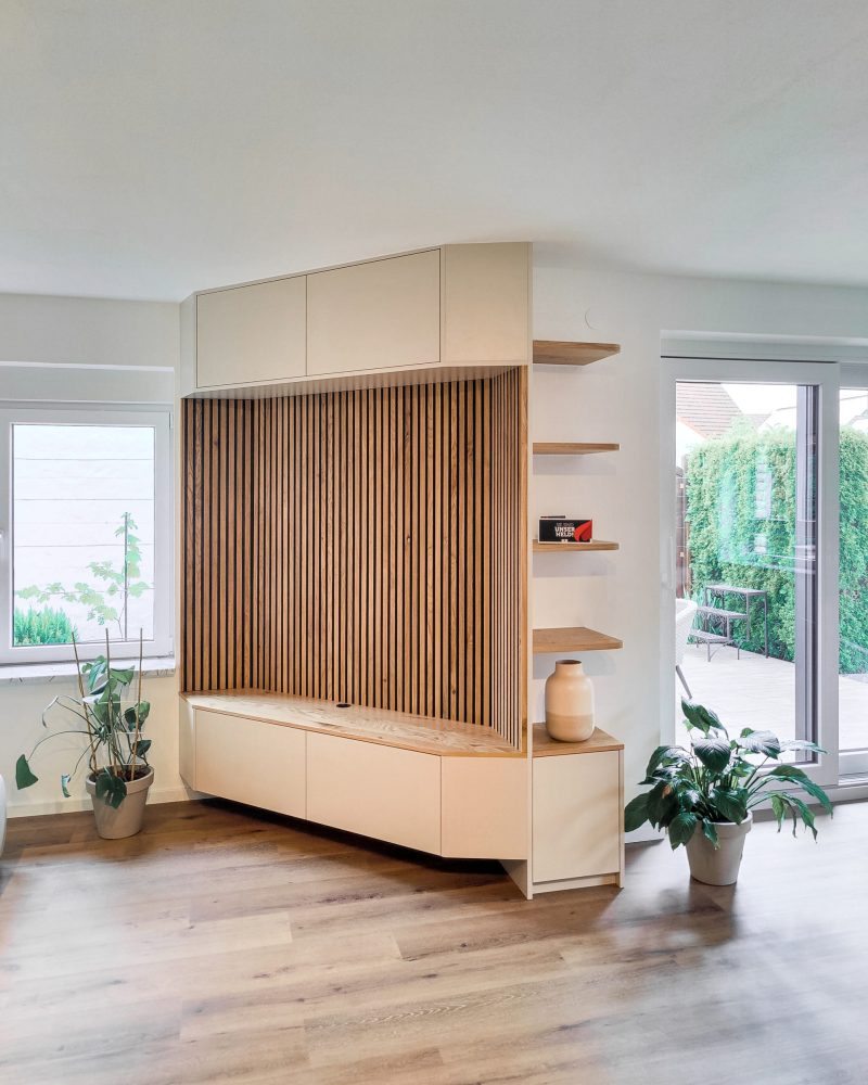 Wandmeubel met houten panelen