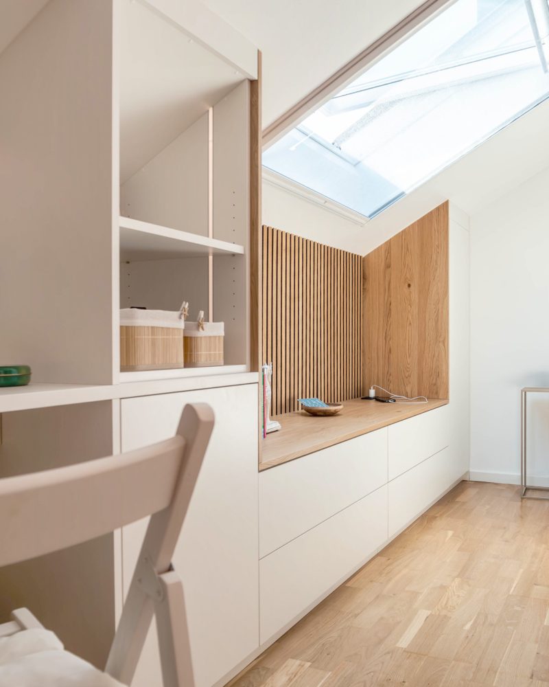 Schuine plafondkast mat witte LED panelen