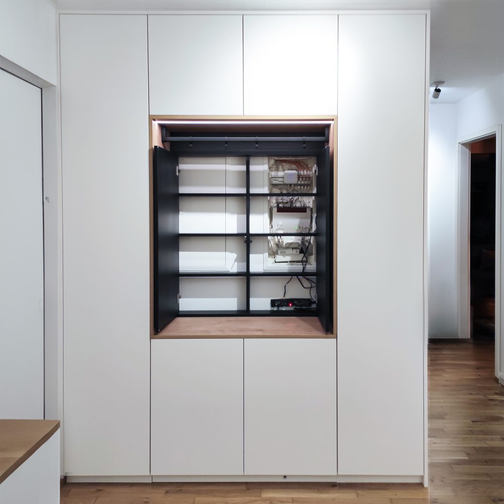 Einbauschrank Kombination weiss matt geöffnetes Eiche Inlay