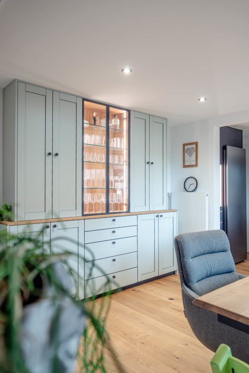 Dressoir steengroen zwart afgewerkt met glazen deuren en aluminium frame