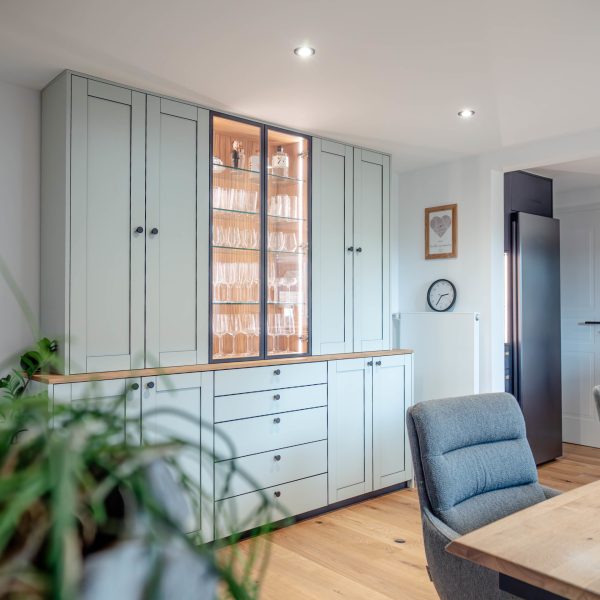 Dressoir steengroen zwart afgewerkt met glazen deuren en aluminium frame