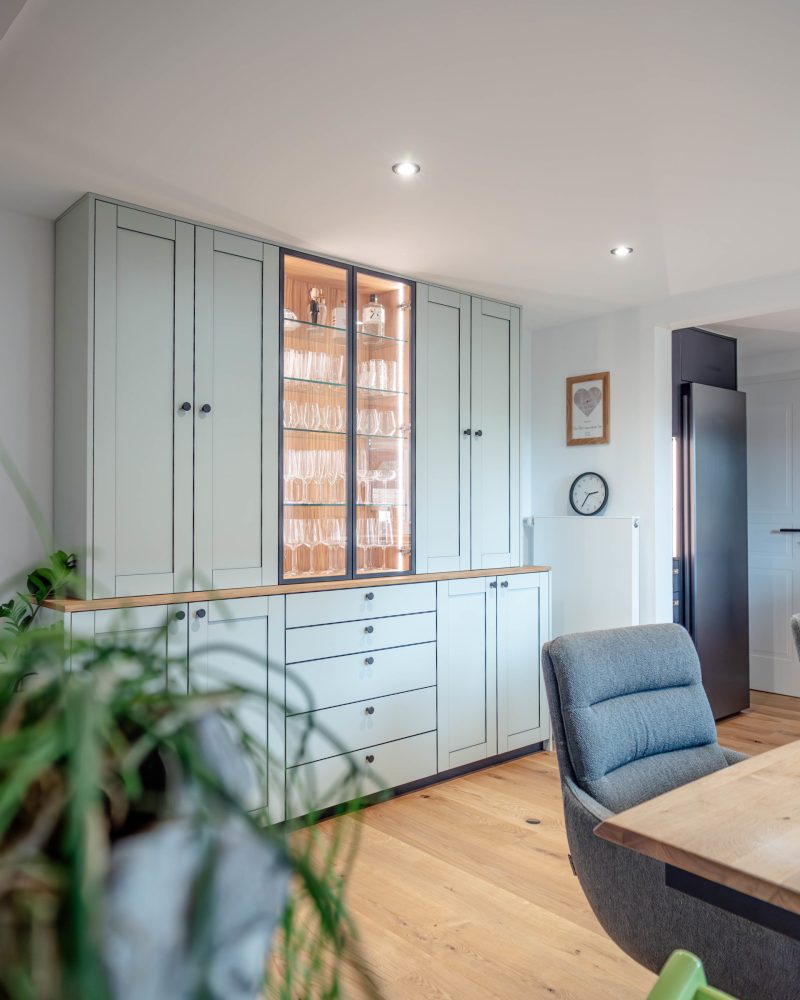 Dressoir steengroen zwart afgewerkt met glazen deuren en aluminium frame