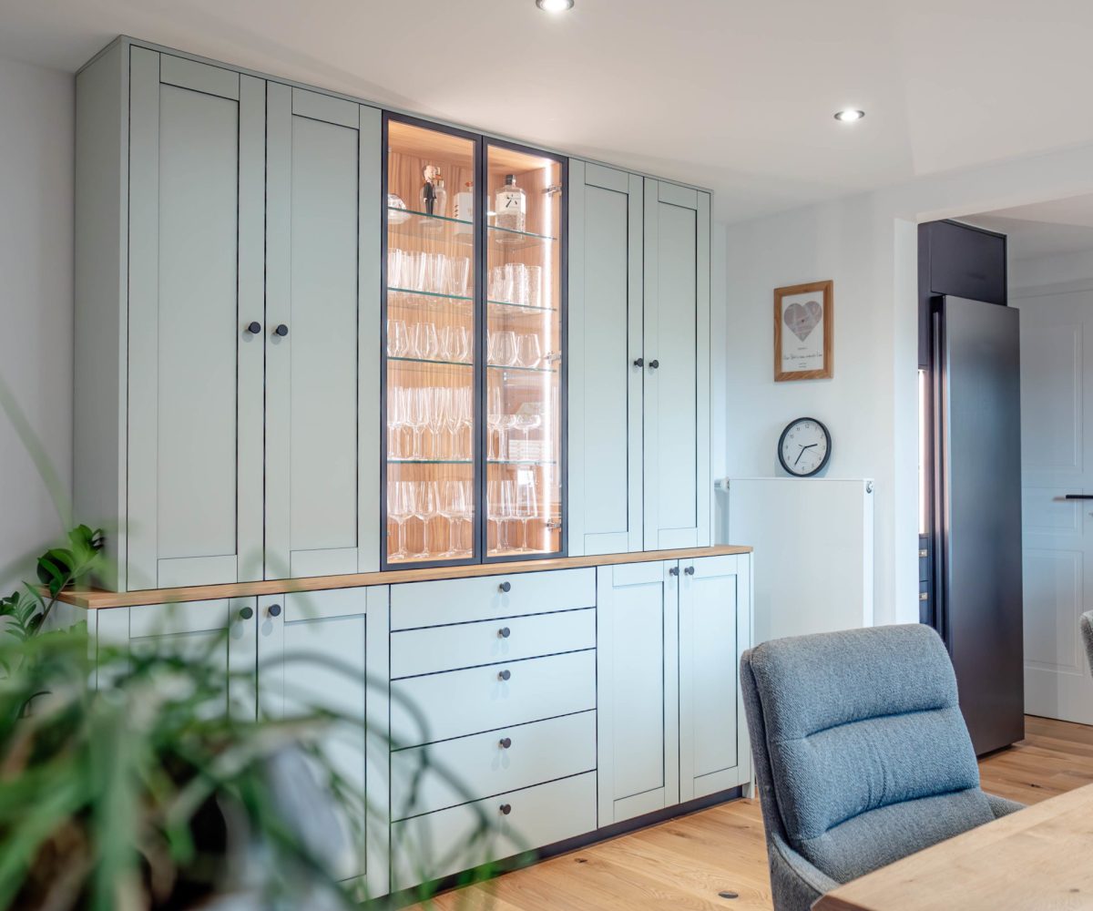 Dressoir steengroen zwart afgewerkt met glazen deuren en aluminium frame