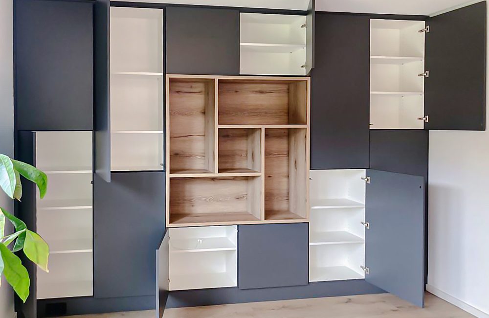 Matte kast met eiken inleg en wit interieur