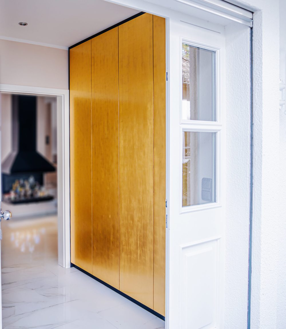 Einbauschrank_mit_vergoldeten_Fronten