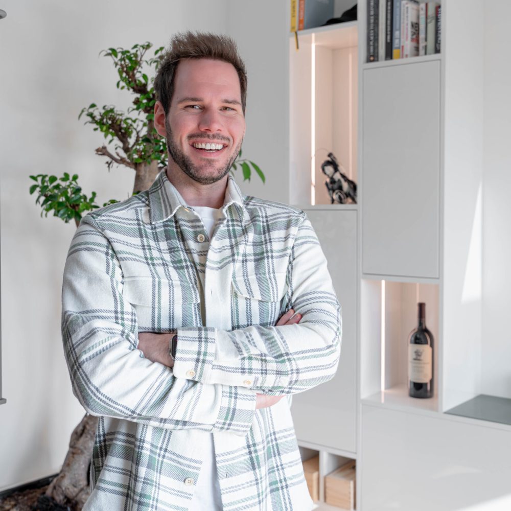 Klant staat voor op maat gemaakt wandmeubel met geïntegreerde verlichting in de woonkamer