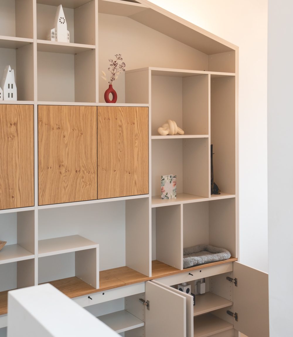 Flurschrank in beige mit fresko Türen in Eiche