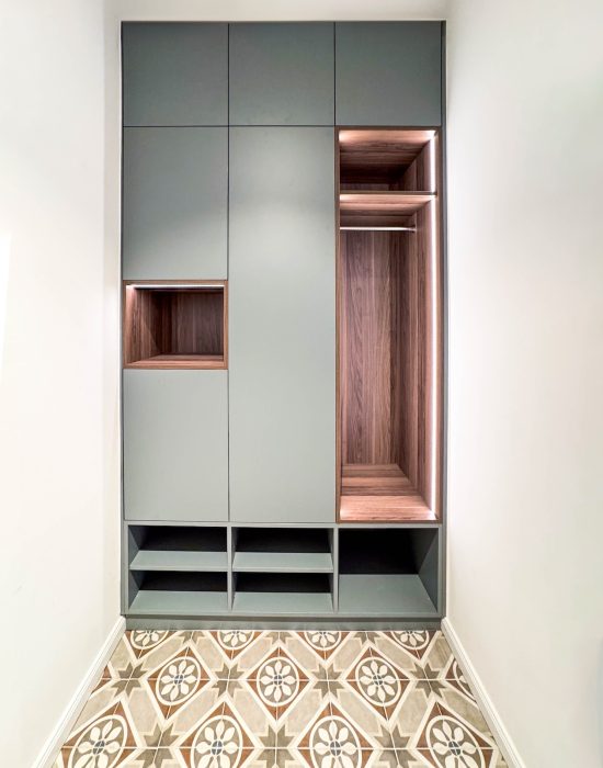 Flurschrank graugrün Nussbaum Inlay Frontalansicht
