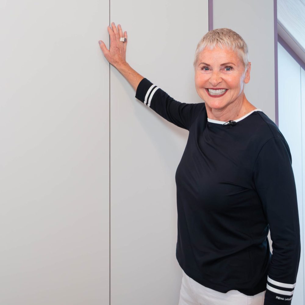 Klantgetuigenis staat voor aangepaste witte kast met schuin plafond