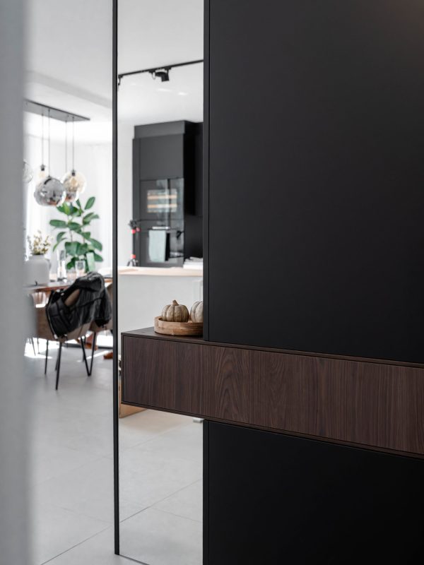 Kledingkast, matzwart, dressoir met passpiegel