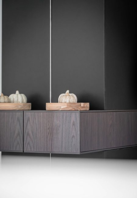 Flurschrank_Gaderobenschrank_matt_schwarz_Ganzkörperspiegel_inntegriertes_Sideboard-70 Gaderobenschrank schwarz mit herbstlicher Deko