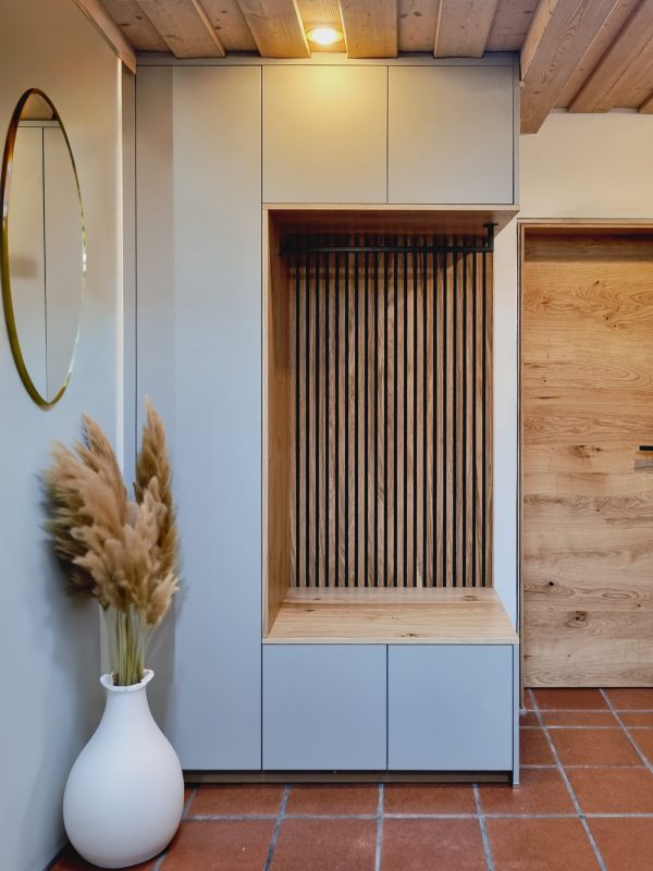 Witte matte garderobe met panelen