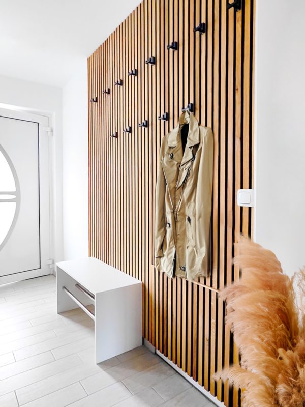 Garderobe met witte schoenenrek en wandpaneel