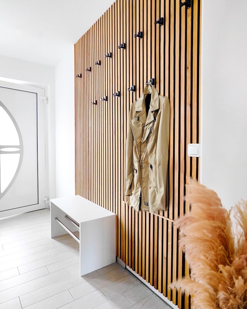 Garderobe met witte schoenenrek en wandpaneel