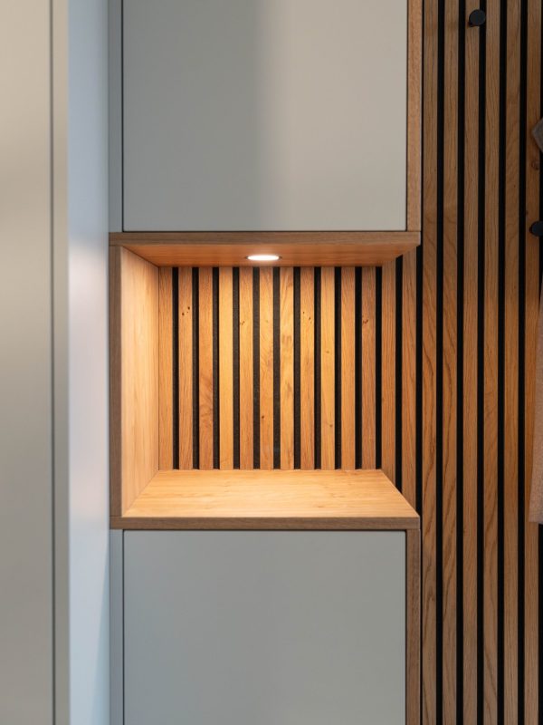 Garderobe mat wit Eikenhouten panelen Opbergruimte met ledspot