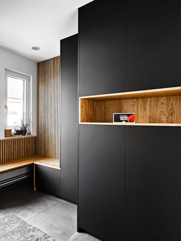 Garderobe zwart mat raven black met eikenhouten elementen