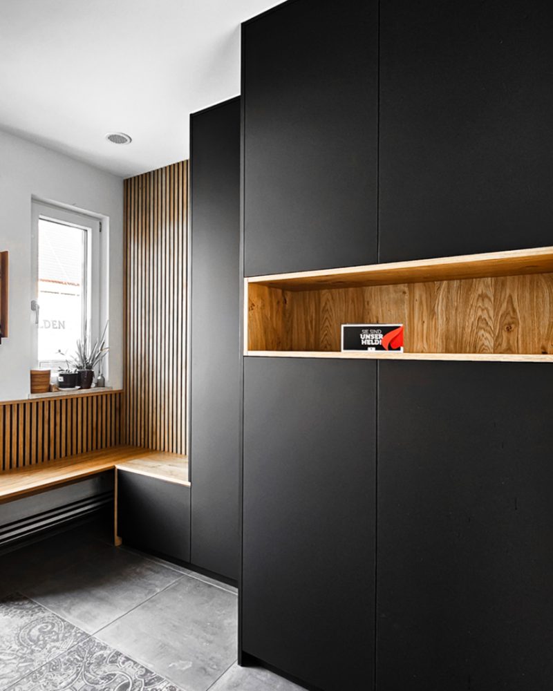 Garderobe zwart mat raven black met eikenhouten elementen
