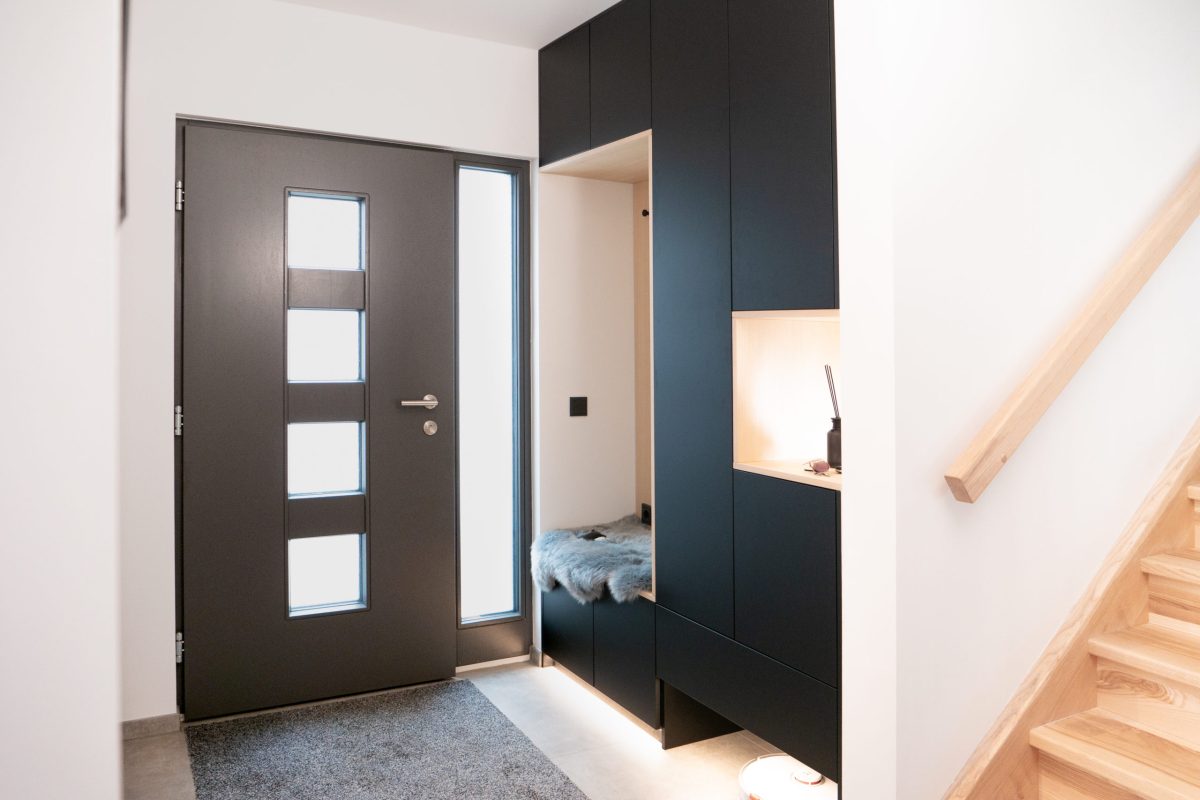 Garderobekast zwart met inlay, zitnis en ruimte voor de robotstofzuiger