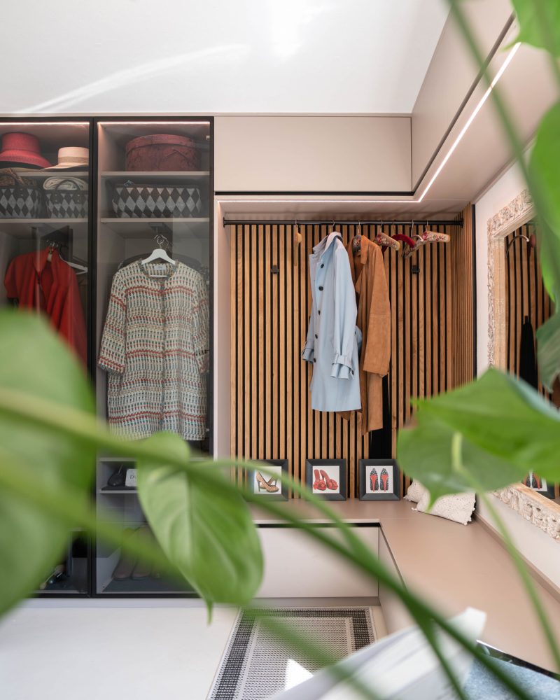 Garderobekast amandelbeige Glazen deuren Aluminium frame zwart