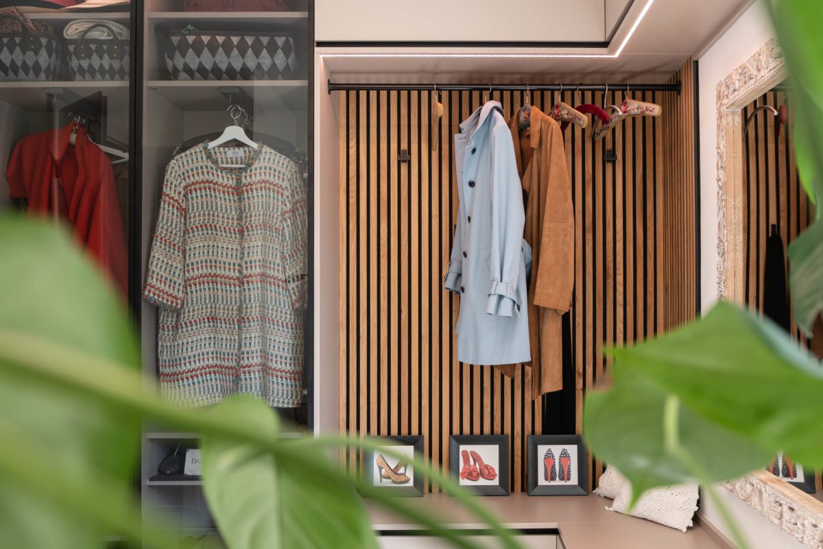Garderobekast amandelbeige Glazen deuren Aluminium frame zwart