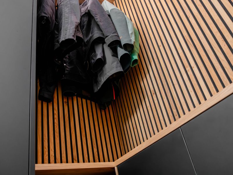 Garderobekast in matzwart met eikenhouten panelen en LDE