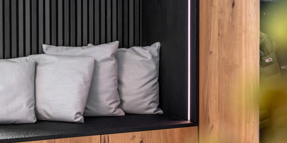 Garderobekast, zwart met koolstofeiken structuur en LED-verlichting