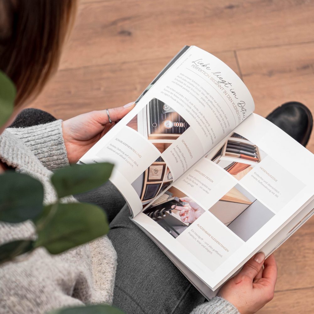 Opende Cabinetheroes magazine met gedetailleerde foto's in de hand