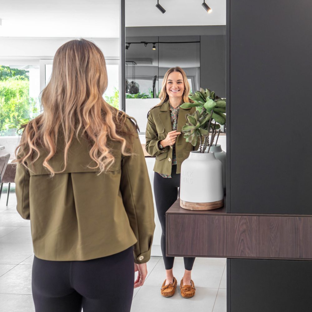 Op maat gemaakte kledingkast in de gang met zijspiegel en geïntegreerde ladekast