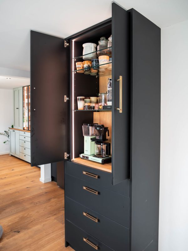 Koffiekast open met verzinkbare deuren