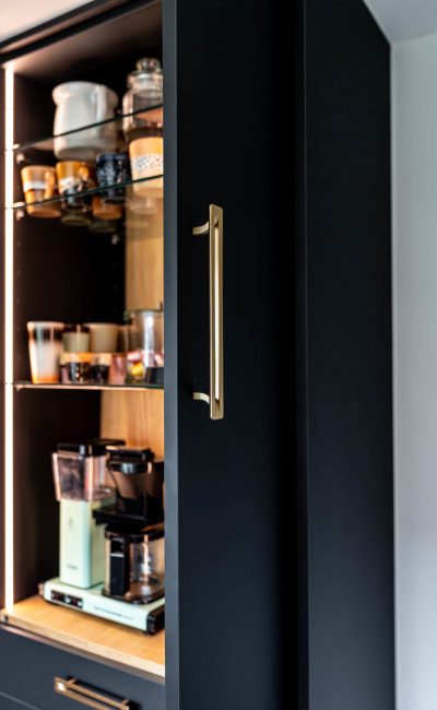 Koffiekast open met verzinkbare deuren
