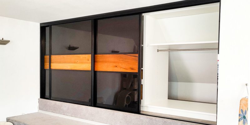 Kniestockschrank schwarz weiß mit Glasschiebetüren und Wildeiche