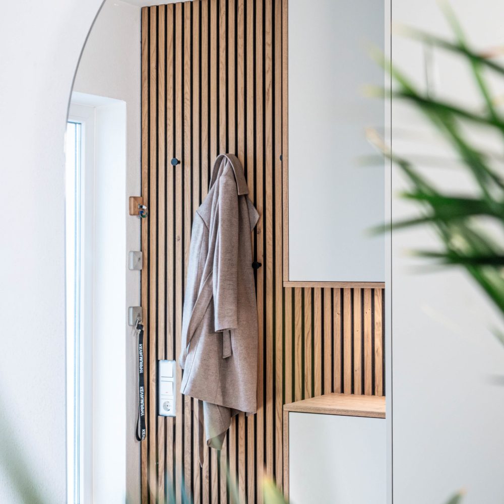 Garderobekast mat wit eiken panelen