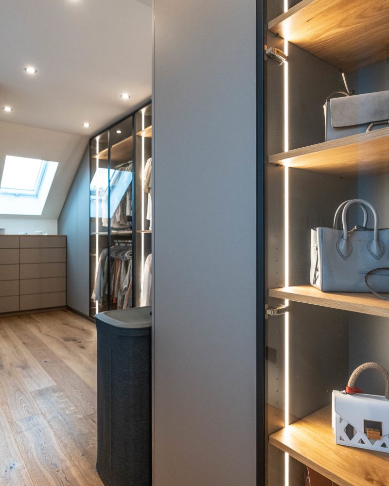 Toiletruimte eiken antraciet LED met glazen deuren