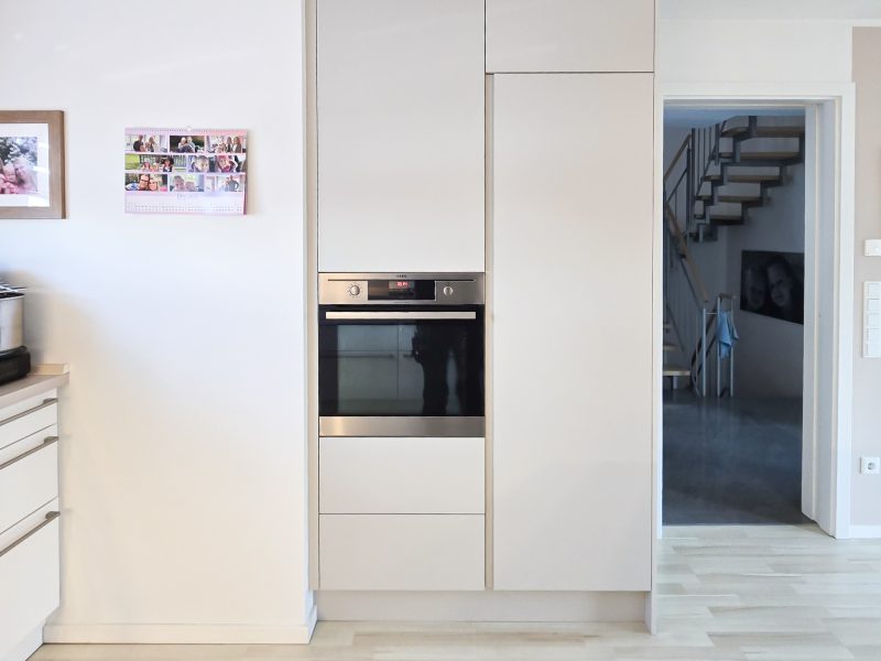 Aangepaste keukenkast met geïntegreerde oven in wit design