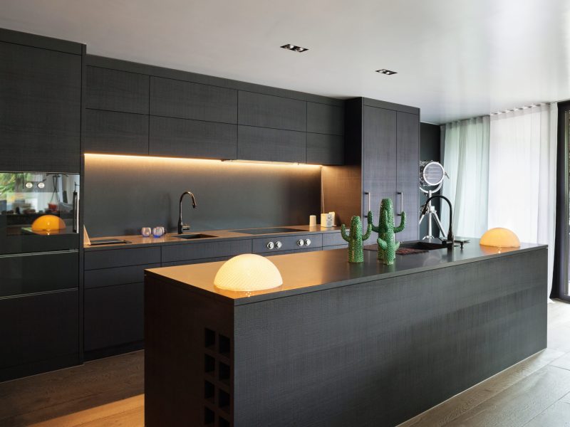 Moderne zwarte keuken