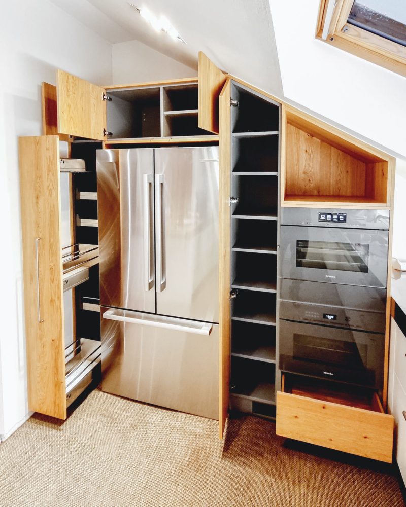 Keuken onder schuin dak in wilde eik