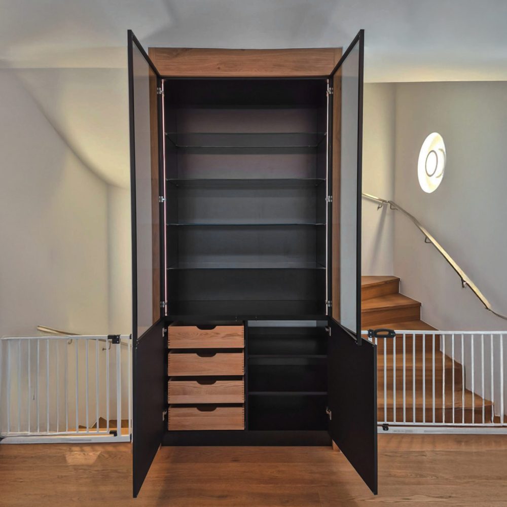 Niskast in zwart met glazen front