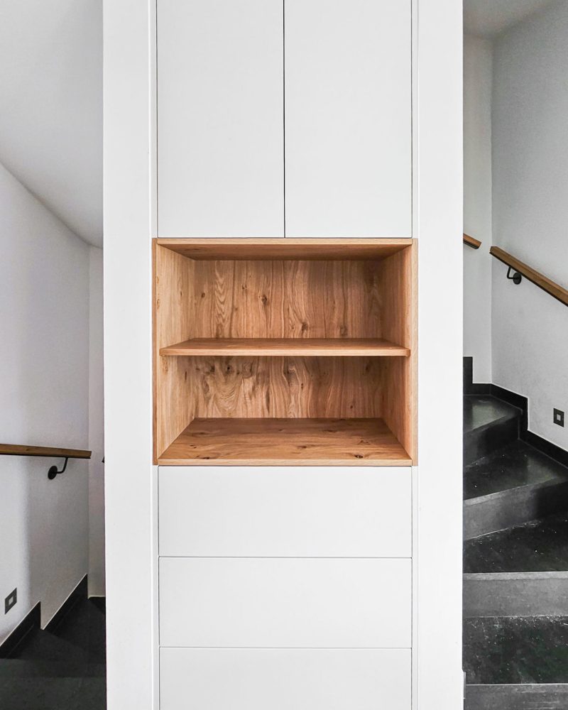 Mat wit nismeubel met eiken inleg