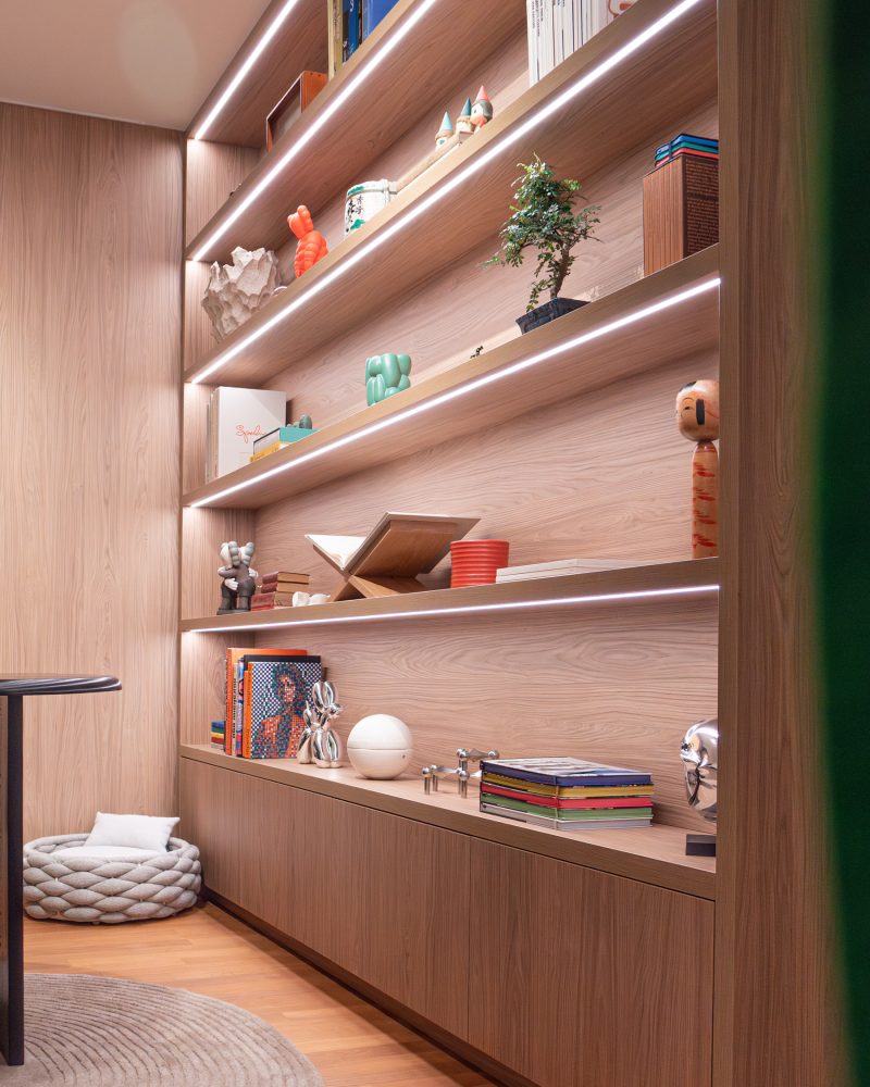 Schap met LED-eik en kleurrijke beelden