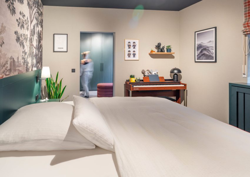 Sfeerfoto van het woonconcept in dennengroen: slaapkamer en kleedkamer